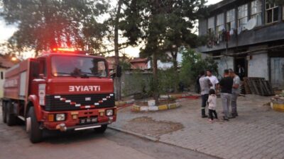 Isparta’nın Yalvaç ilçesinde iki katlı ahşap evde çıkan yangında alevlere