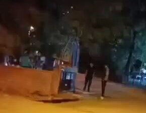 Elazığ’ın Karakoçan ilçesinde aile içerisinde çıkan tartışma silahlı kavgaya dönüştü.