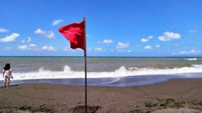 Akçakoca Kaymakamlığı, ilçedeki tüm plajlarda denize girilmesini yasakladı. Kaymakamlıktan yapılan