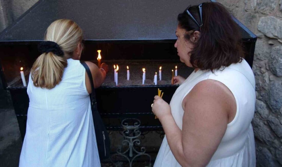 Akdamar Kilisesi’ndeki 13’üncü ayin başladı Van’daki Akdamar Adası’nda Kültür ve Turizm Bakanlığının özel izniyle yılda