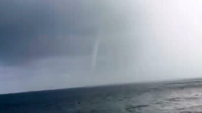 Hatay’ın İskenderun ilçesi açıklarında Akdeniz’de oluşan hortum cep telefonu kamerasıyla