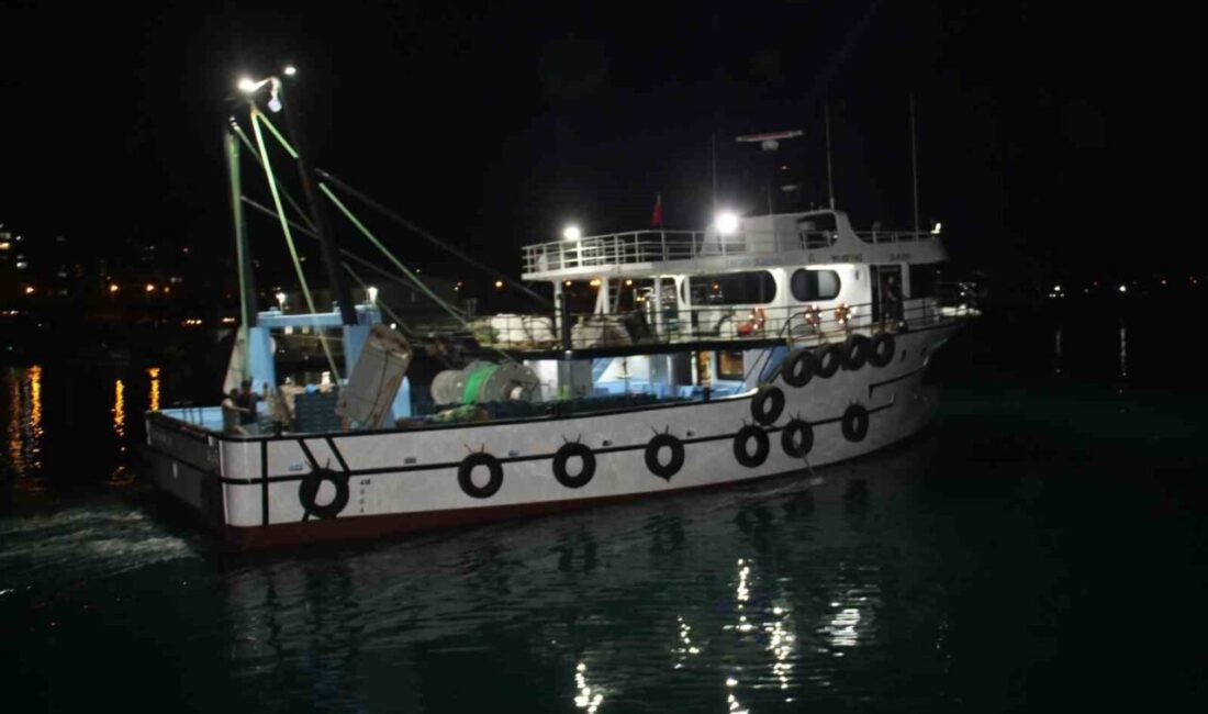 Akdenizli balıkçılar ’Vira Bismillah’ dedi Akdeniz’e 321 kilometrelik kıyısı olan Mersin’de av yasağının bu gece