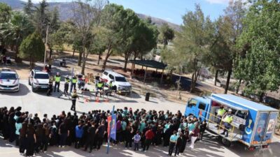 Manisa İl Jandarma Komutanlığı Trafik Şube Müdürlüğü koordinesinde Akhisar’da ortaokul