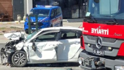 Manisa’nın Akhisar ilçesinde seyir halindeki otomobilin lastiğinin patlaması sonucu zincirleme