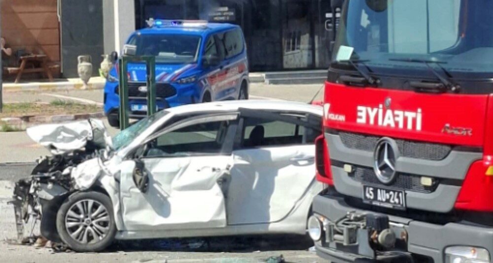 Manisa’nın Akhisar ilçesinde seyir halindeki otomobilin lastiğinin patlaması sonucu zincirleme