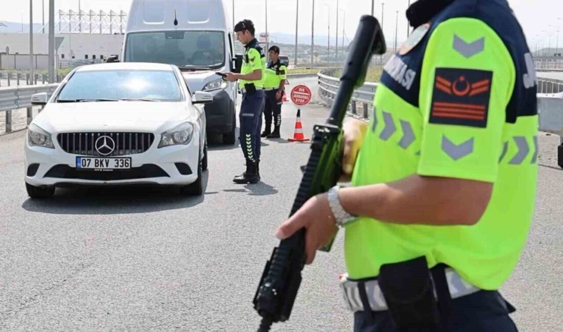 Aksaray trafik jandarması otoyolda denetimde Aksaray’da jandarma trafik ekipleri otoyolda yaptığı radar ve denetim uygulamalarını