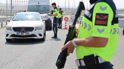 Aksaray’da jandarma trafik ekipleri otoyolda yaptığı radar ve denetim uygulamalarını