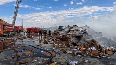 Aksaray’da geri dönüşüm tesisinin bahçesinde yangın çıktı. Sıkıştırılmış plastik ve