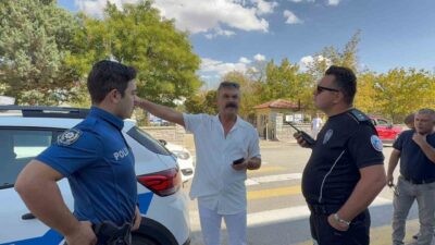 Aksaray’da çocuğunun eğitim gördüğü okula gelen bir veli, kendisine yardımcı