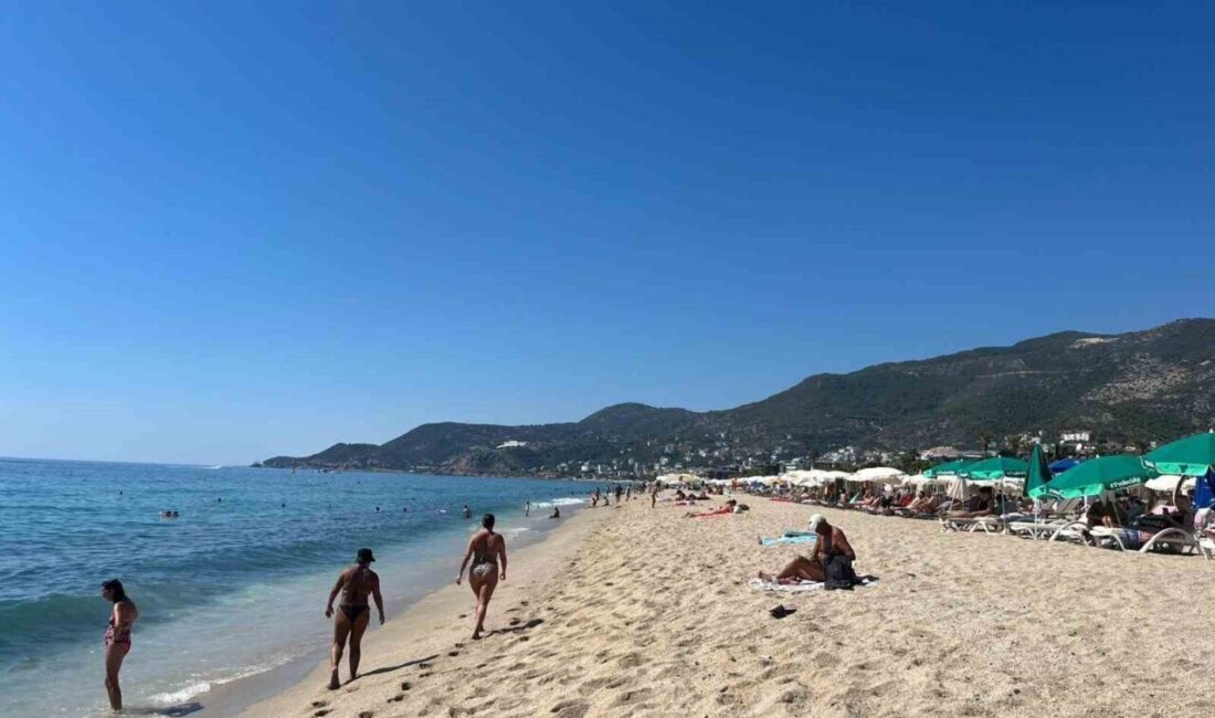 Alanya’da eylül ayında plajlar doldu Antalya’nın Alanya ilçesinde hava sıcaklığının 32 dereceye çıktığı eylül ayında