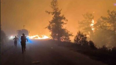Antalya’nın Alanya ilçesinde başlayan orman yangını rüzgarın da etkisiyle sürüyor.