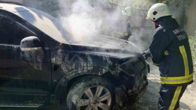 Antalya’nın Alanya ilçesinde park halindeki bir otomobilde çıkan yangında otomobilin
