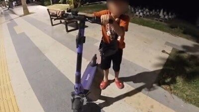 Antalya’nın Alanya ilçesinde gece saatlerinde sahilde yürüyüş yapan bir anne,