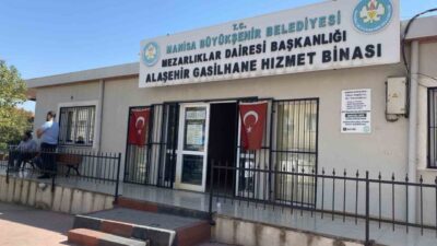 Manisa’nın Alaşehir ilçesinde evinin bahçesinde ağaç kesmeye çalışan 5 çocuk