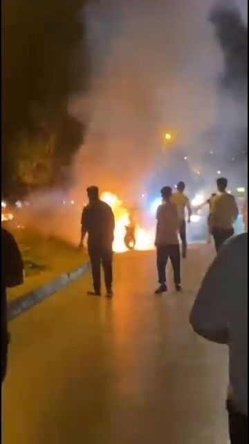 Alev alan motosikleti, kırık ayağıyla koşarak yetişen yardımsever kurtardı Bursa’da seyir halindeki bir motosiklet alevlere teslim oldu. Yangını söndürmek