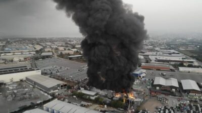 Kocaeli’nin Başiskele ilçesinde yangının çıktığı lojistik deposuna yaklaşık 2 saattir