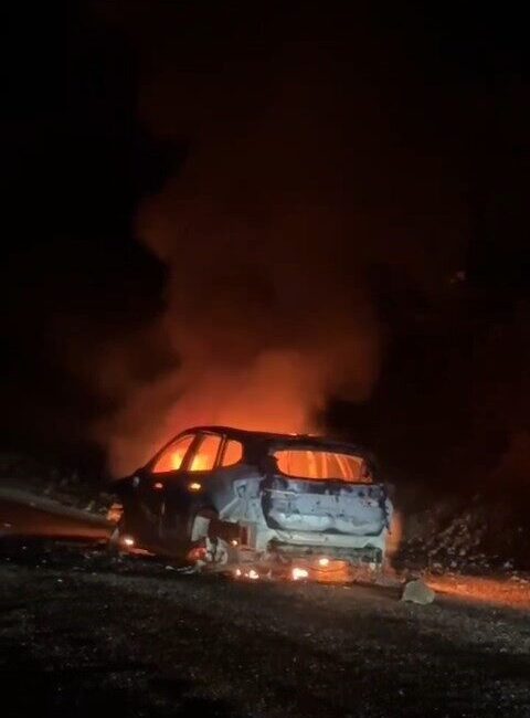 Alev alev yanan otomobil kullanılamaz hale geldi Tunceli’de seyir halindeyken bir anda alev alan otomobil, yanarak kullanılamaz