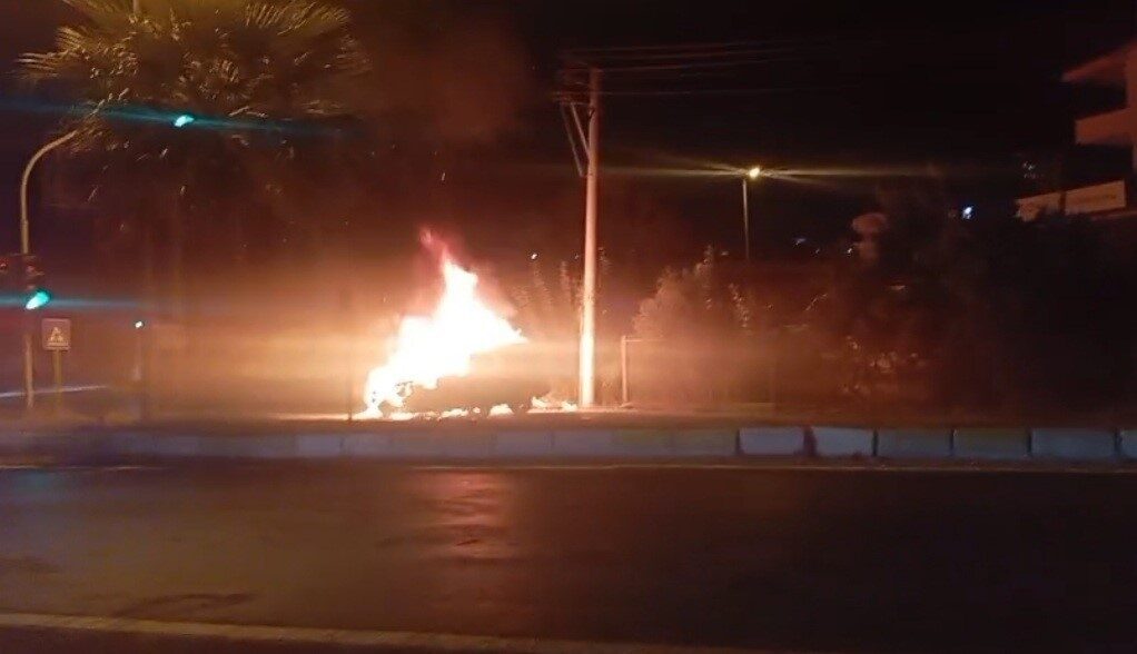 Aydın’ın Kuşadası ilçesinde otomobilde çıkan yangın itfaiye ekipleri tarafından söndürülürken,