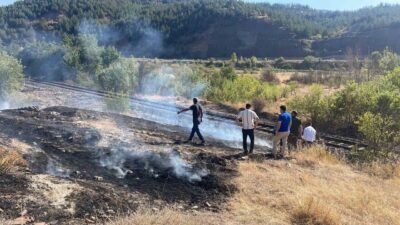 Karabük merkeze bağlı Aşağıkızılcaören köyü mevkisinde kuru otlarda çıkan yangını