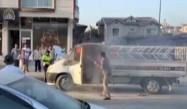 Hatay’da alevlere teslim olan park halindeki kamyonetteki yangına çevredeki vatandaşların