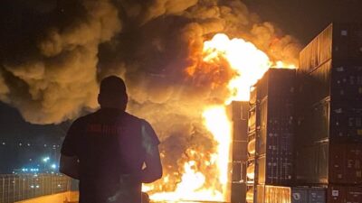 İzmir’in Aliağa ilçesinde sabaha karşı çıkan Nemport Limanı konteyner yangını,