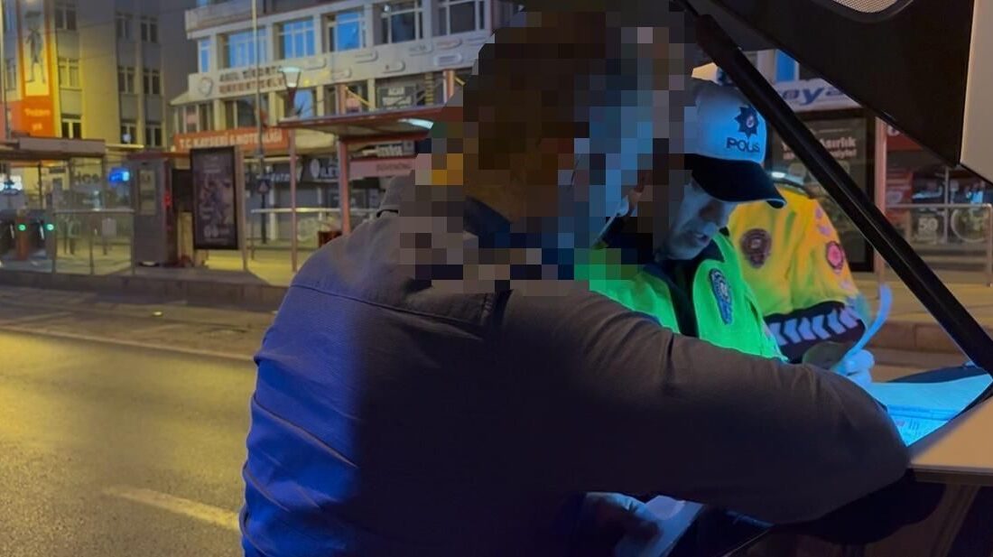 Kayseri’nin Kocasinan ilçesinde ters yönden gelerek servis aracına çarpan alkollü