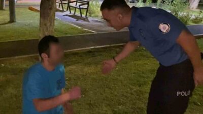 Aksaray’da alkolün etkisiyle parkta çimler üzerinden sızan ve polis memurları