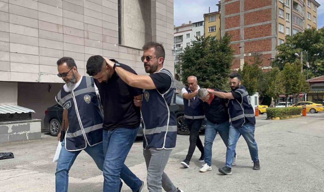 Ambulans kovalayan baba-oğul tutuklandı Eskişehir’de ambulansı kilometrelerce kovalayan baba-oğul çıkarıldıkları mahkemece tutuklandı. Eskişehir’de dün