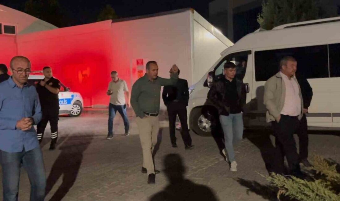 Ambulansı kilometrelerce kovalayıp sıkıştırdılar, başhekimlik bahçesine 1 minibüs adam çağırdılar Eskişehir’de 2 şahsın içinde bulunduğu araç tarafından kilometrelerce kovalan ambulans
