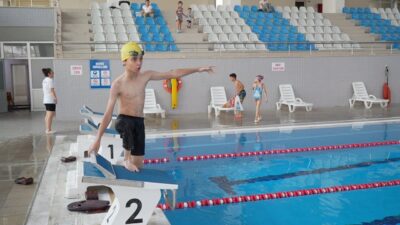 Niğde’de yaşayan 11 yaşındaki ampute sporcu Ahmet Yasin Yıldız, yüzme