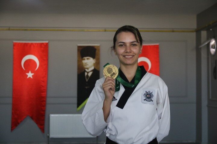 Anadolu Üniversitesi sporcusu olan Avrupa ve dünya taekwondo şampiyonu Gülsena