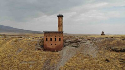 Kars’ın Ani Ören Yeri’nde bulunan Ebul Menüçehr Camii, Anadolu’daki ilk