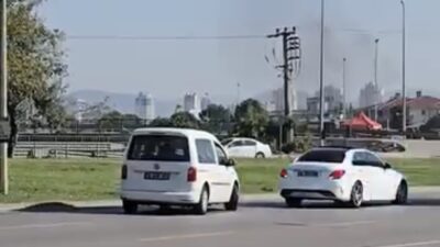 Bursa’da yolu şaşıran bir sürücü, anayolda geri geri giderek arkasından