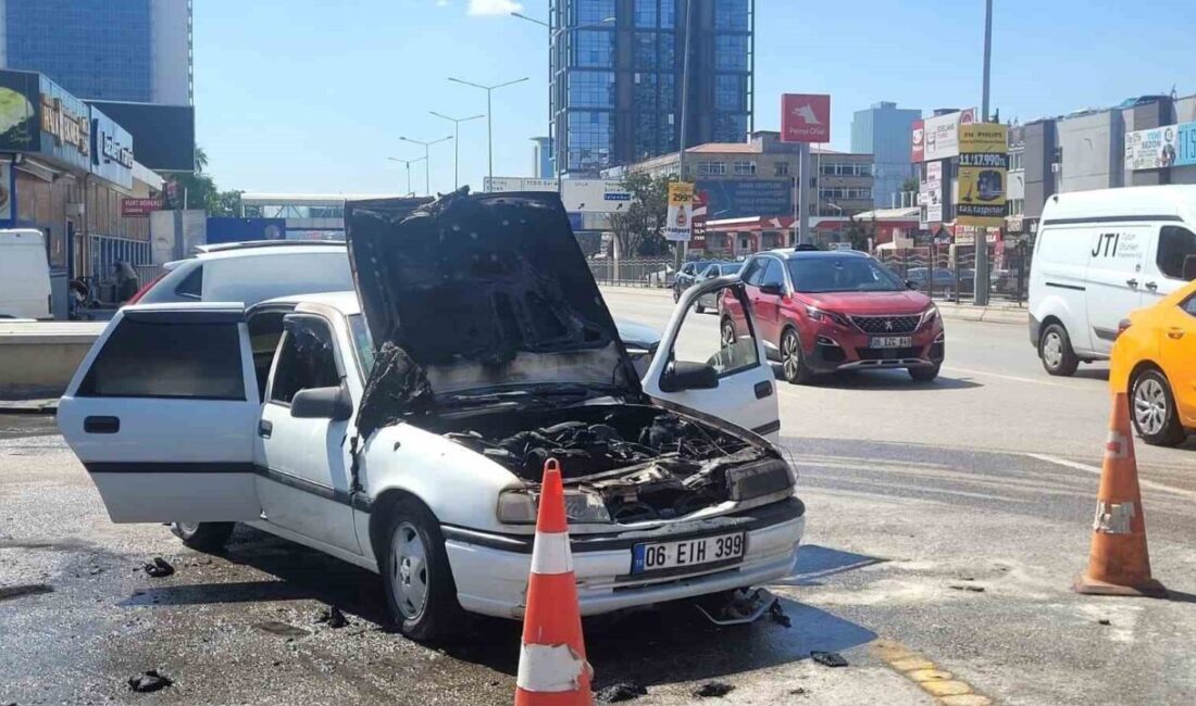 Ankara’da araç yangını paniğe neden oldu Ankara’da seyir halindeyken arızalanması nedeniyle yanmaya başlayan otomobil paniğe neden