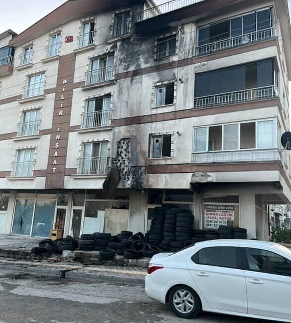 Ankara’da bir dükkanın kundaklanma anı kameralara yansıdı Ankara’nın Sincan ilçesinde ikinci el araç lastiği satan dükkanın kundaklanma