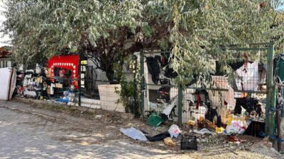 Ankara’nın Sincan ilçesinde çöplerle dolu evden yayılan kötü kokudan rahatsız