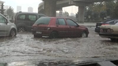 Ankara’nın Keçiören ilçesinde etkili olan sağanak, ulaşımda aksamalara neden oldu.