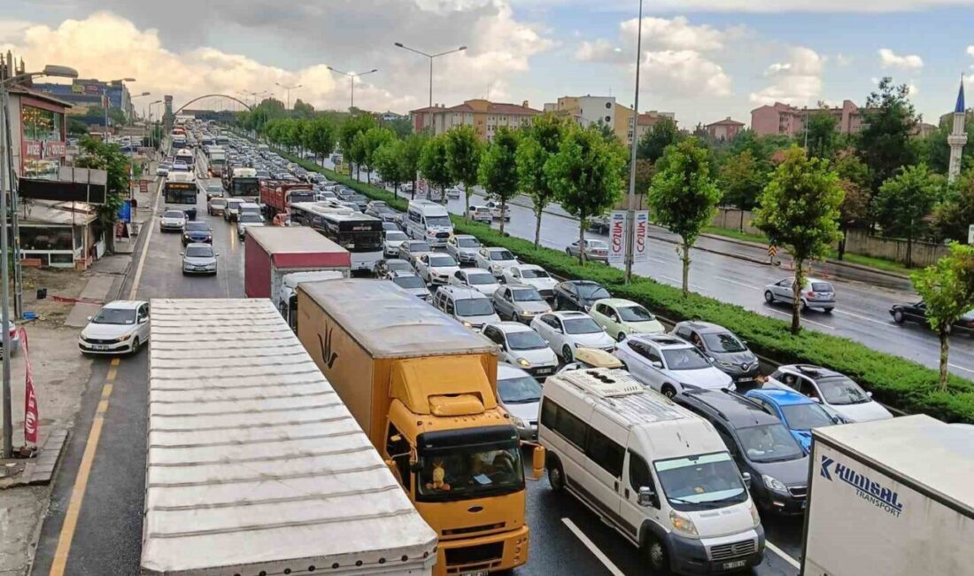 Ankara’da etkili olan yağış yolu kapattı Ankara’da aniden etkili olan sağanak yağış Fatih Sultan Mehmet Bulvarı’nda