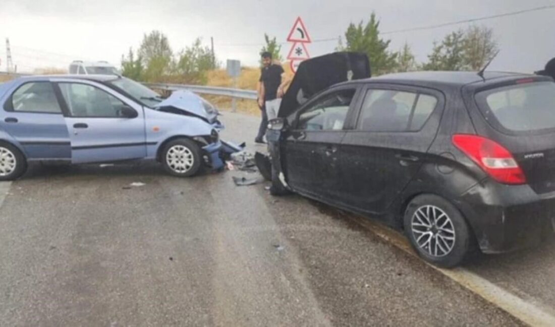 Ankara’da iki otomobil kafa kafaya çarpıştı: 6 yaralı Ankara’nın Çubuk ilçesinde iki otomobilin kafa kafaya çarpıştığı kazada 6