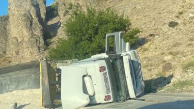 Ankara’da sürücüsünün kontrolünü kaybettiği kum yüklü hafriyat kamyonu devrildi. Kaza
