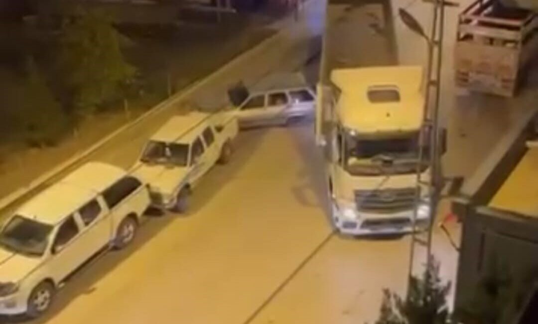 Ankara’da park halindeki otomobile çarparak kaçan tır sürücüsü cep telefonu