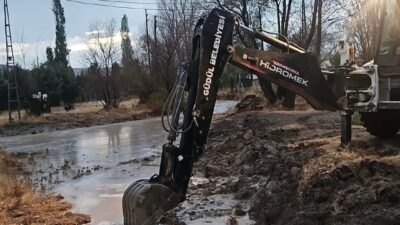 Ankara’nın Güdül ilçesinde etkili olan sağanak yağış sele neden oldu.