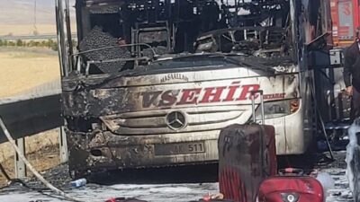 Ankara’nın Gölbaşı ilçesinde seyir halindeyken yanmaya başlayan yolcu otobüsü kullanılamaz