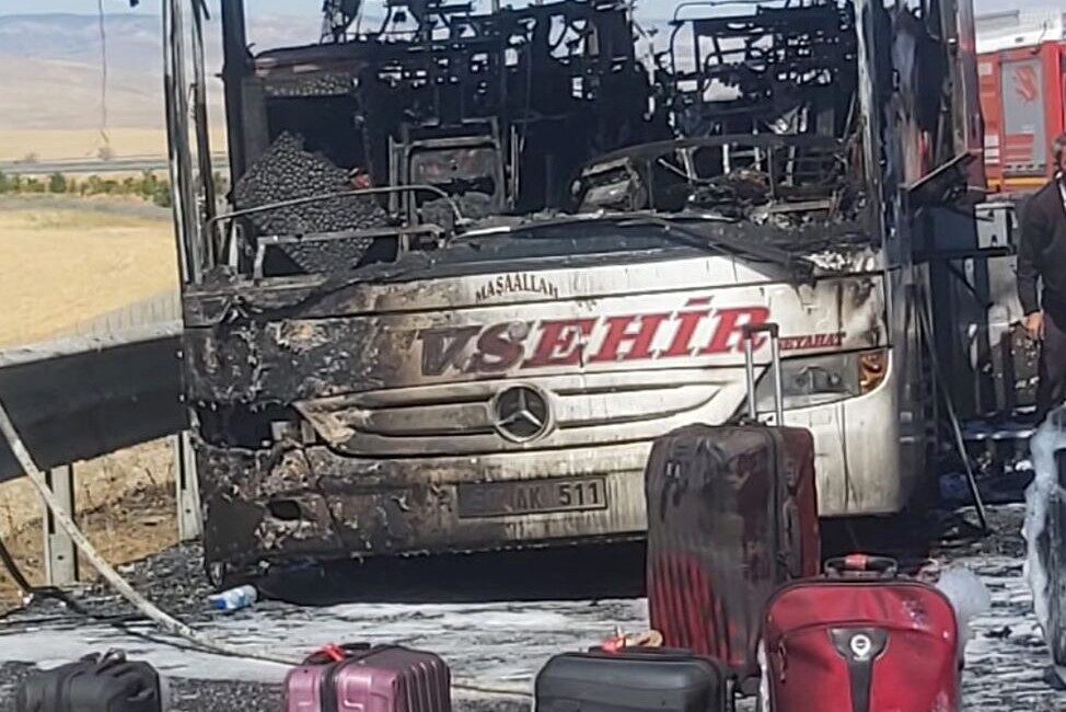 Ankara’nın Gölbaşı ilçesinde seyir halindeyken yanmaya başlayan yolcu otobüsü kullanılamaz