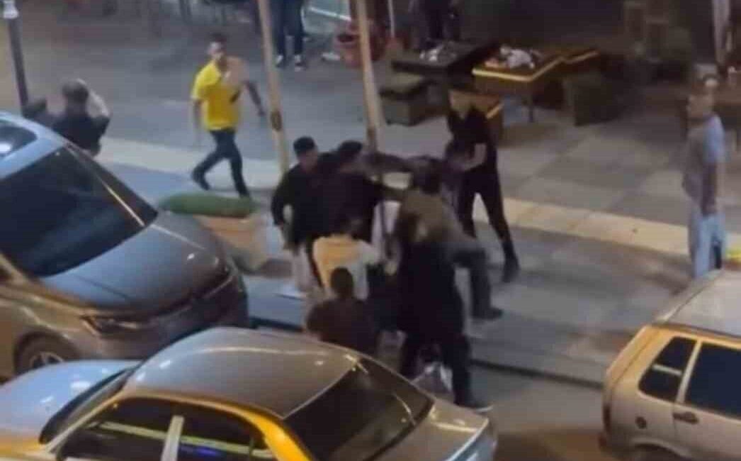 Ankara’da tekmeli yumruklu park kavgası kamerada Ankara’da aileler arasında park yeri anlaşmazlığı nedeniyle çıkan tekmeli yumruklu