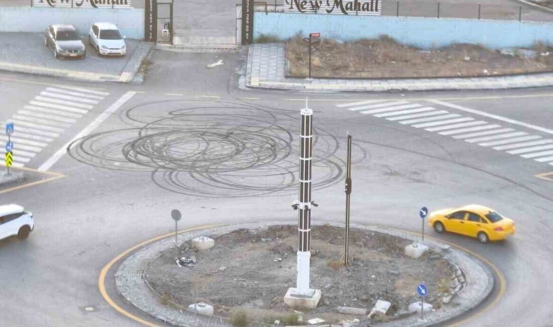 Ankara’da trafiği kapatıp drift atan trafik magandaları kamerada Ankara’nın Yenimahalle ilçesinde trafiği kapatıp drift atan trafik magandaları cep
