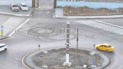 Ankara’nın Yenimahalle ilçesinde trafiği kapatıp drift atan trafik magandaları cep