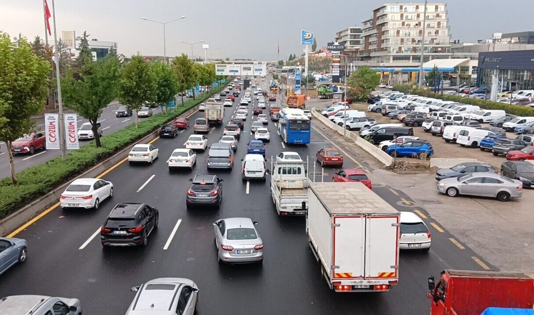 Ankara’da yağış sonrası kapanan yol trafiğe açıldı Ankara’da etkili olan sağanak yağış Fatih Sultan Mehmet Bulvarı’nda trafikte