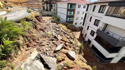 Ankara’nın Gölbaşı ilçesinde şiddetli yağmura dayanamayan istinat duvarı yıkıldı, bir