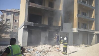 Hatay’da inşaat halindeki binada çıkan yangın, itfaiye tarafından söndürüldü. Yangın,